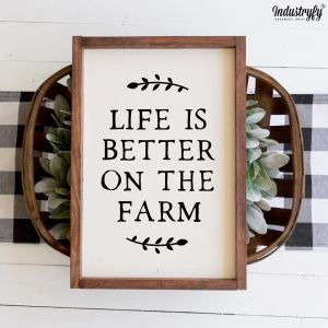 Schild mit Dekoration: Life is better on the farm